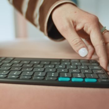 Etui Logitech FLIP FOLIO – GRAPHITE USA, iPad Pro 11″ (M4), iPad Air 11″ (M2, M3, 5.gen)